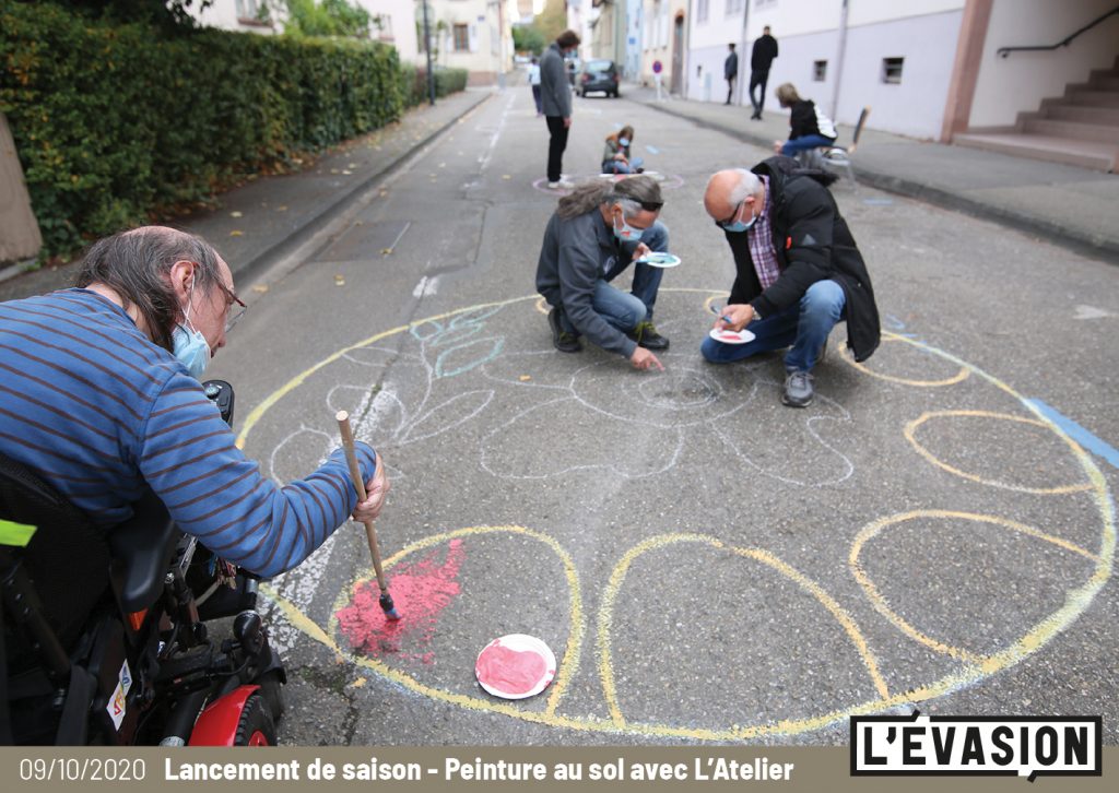 09.10.2020 / Lancement de saison de L'Évasion / Déambulation des ĀÃÅ / Peinture au sol avec les plasticiens de L'Évasion