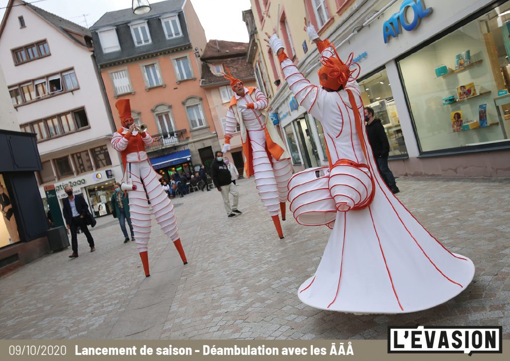 09.10.2020 / Lancement de saison de L'Évasion / Déambulation des ĀÃÅ / Peinture au sol avec les plasticiens de L'Évasion