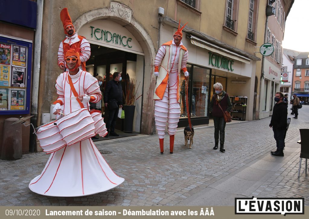 09.10.2020 / Lancement de saison de L'Évasion / Déambulation des ĀÃÅ / Peinture au sol avec les plasticiens de L'Évasion