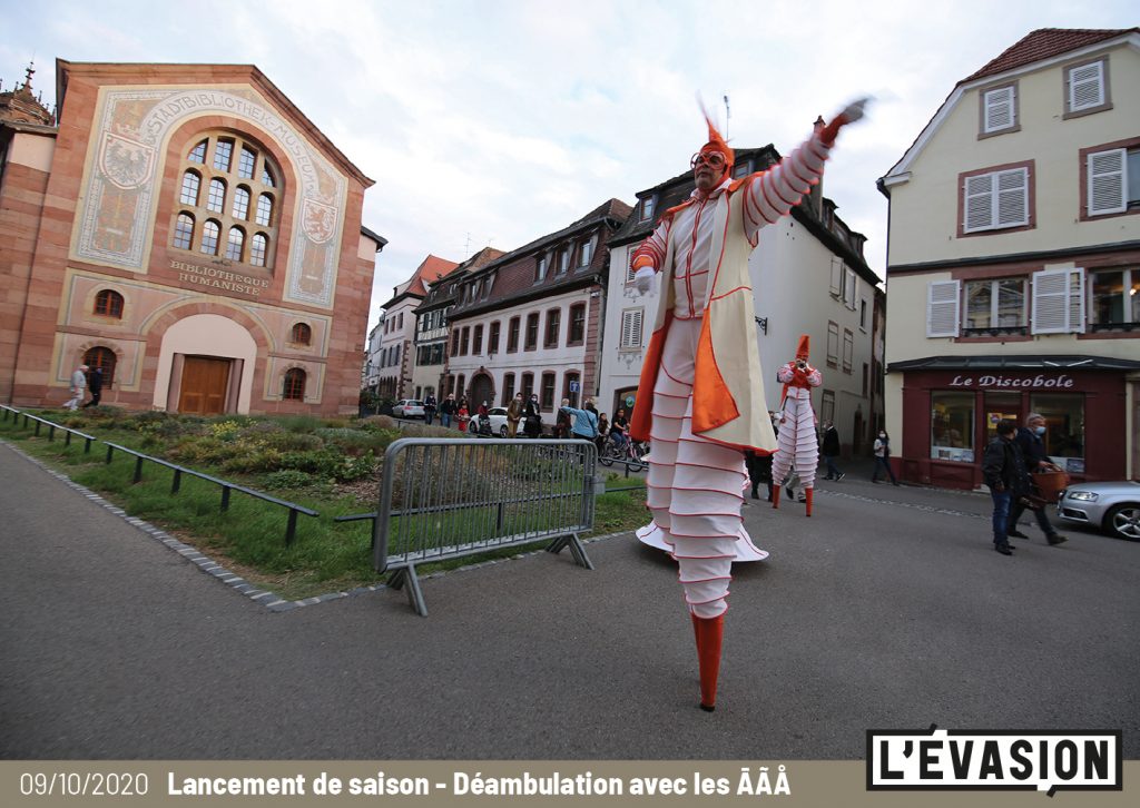 09.10.2020 / Lancement de saison de L'Évasion / Déambulation des ĀÃÅ / Peinture au sol avec les plasticiens de L'Évasion