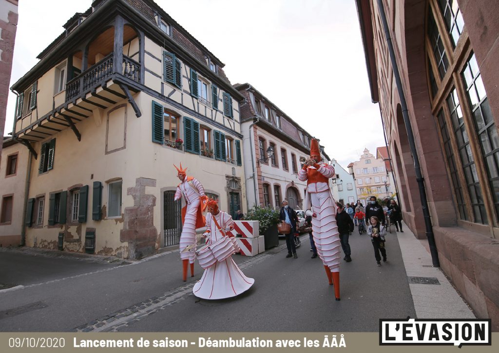 09.10.2020 / Lancement de saison de L'Évasion / Déambulation des ĀÃÅ / Peinture au sol avec les plasticiens de L'Évasion