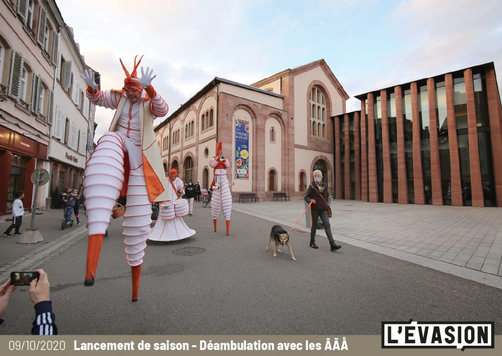 09.10.2020 / Lancement de saison de L'Évasion / Déambulation des ĀÃÅ / Peinture au sol avec les plasticiens de L'Évasion