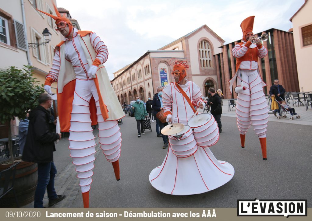 09.10.2020 / Lancement de saison de L'Évasion / Déambulation des ĀÃÅ / Peinture au sol avec les plasticiens de L'Évasion