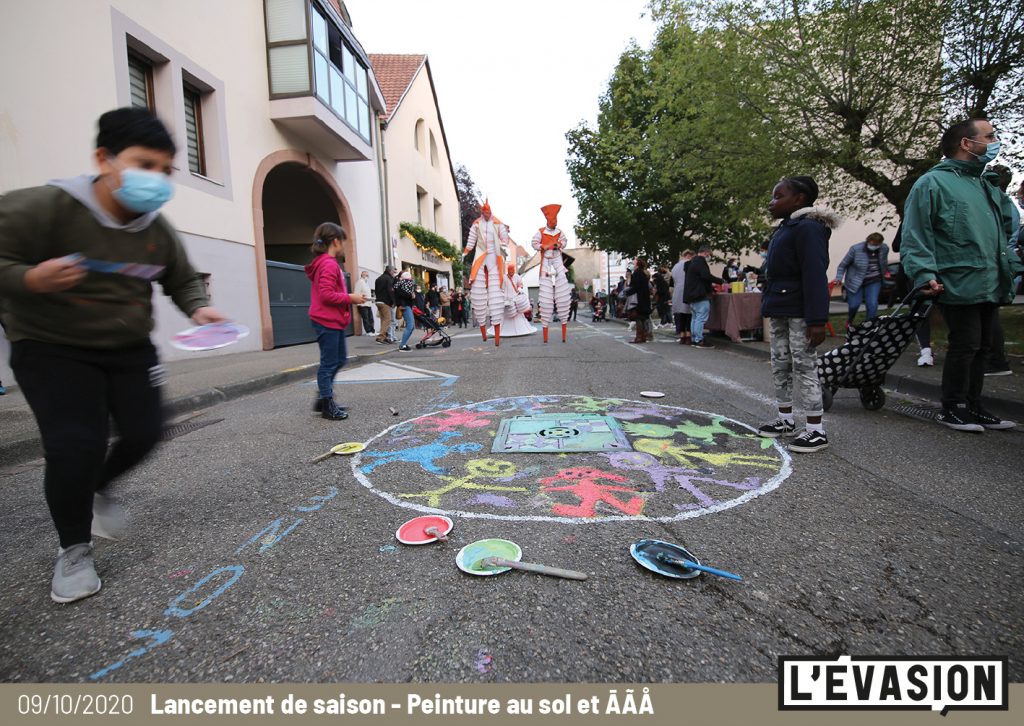 09.10.2020 / Lancement de saison de L'Évasion / Déambulation des ĀÃÅ / Peinture au sol avec les plasticiens de L'Évasion