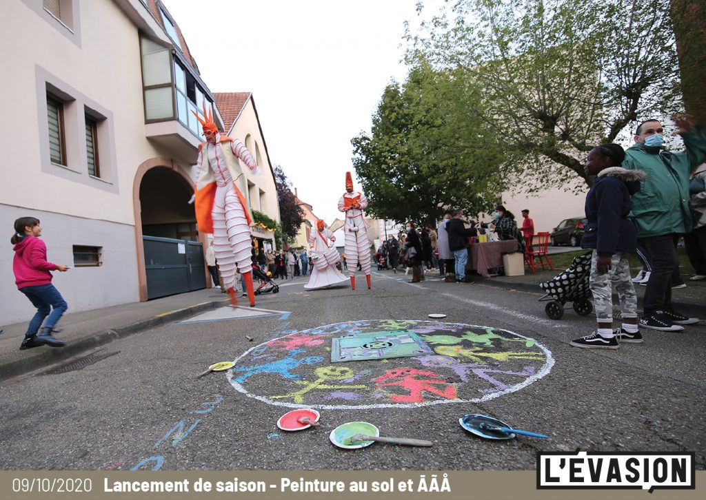 09.10.2020 / Lancement de saison de L'Évasion / Déambulation des ĀÃÅ / Peinture au sol avec les plasticiens de L'Évasion