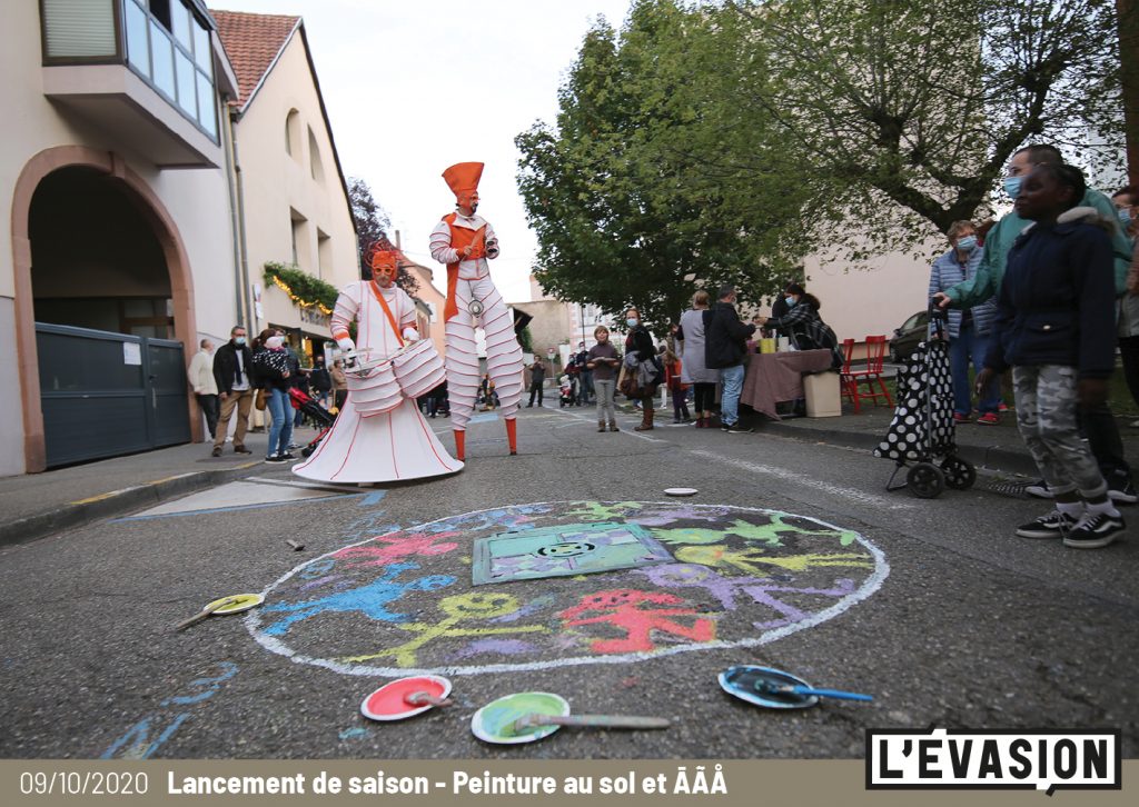 09.10.2020 / Lancement de saison de L'Évasion / Déambulation des ĀÃÅ / Peinture au sol avec les plasticiens de L'Évasion