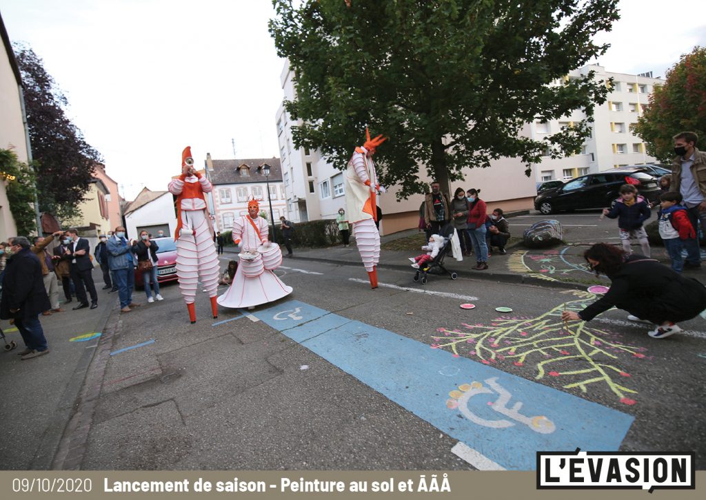 09.10.2020 / Lancement de saison de L'Évasion / Déambulation des ĀÃÅ / Peinture au sol avec les plasticiens de L'Évasion