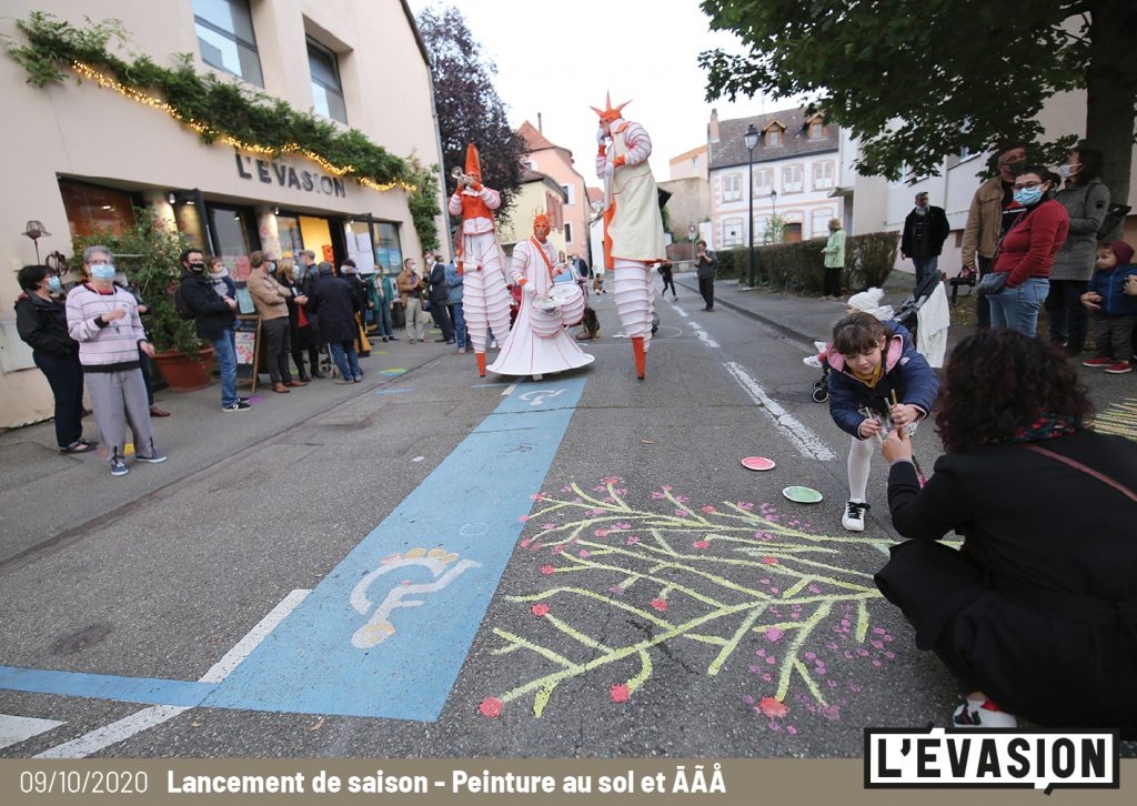 09.10.2020 / Lancement de saison de L'Évasion / Déambulation des ĀÃÅ / Peinture au sol avec les plasticiens de L'Évasion