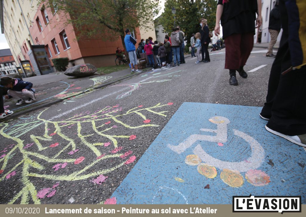 09.10.2020 / Lancement de saison de L'Évasion / Déambulation des ĀÃÅ / Peinture au sol avec les plasticiens de L'Évasion