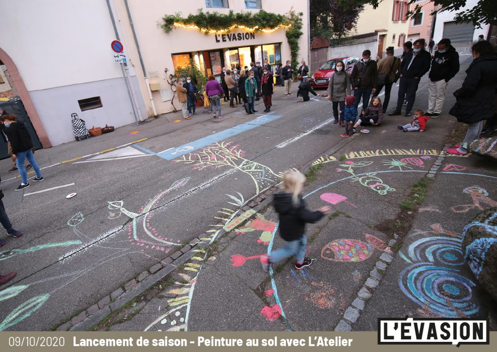 09.10.2020 / Lancement de saison de L'Évasion / Déambulation des ĀÃÅ / Peinture au sol avec les plasticiens de L'Évasion